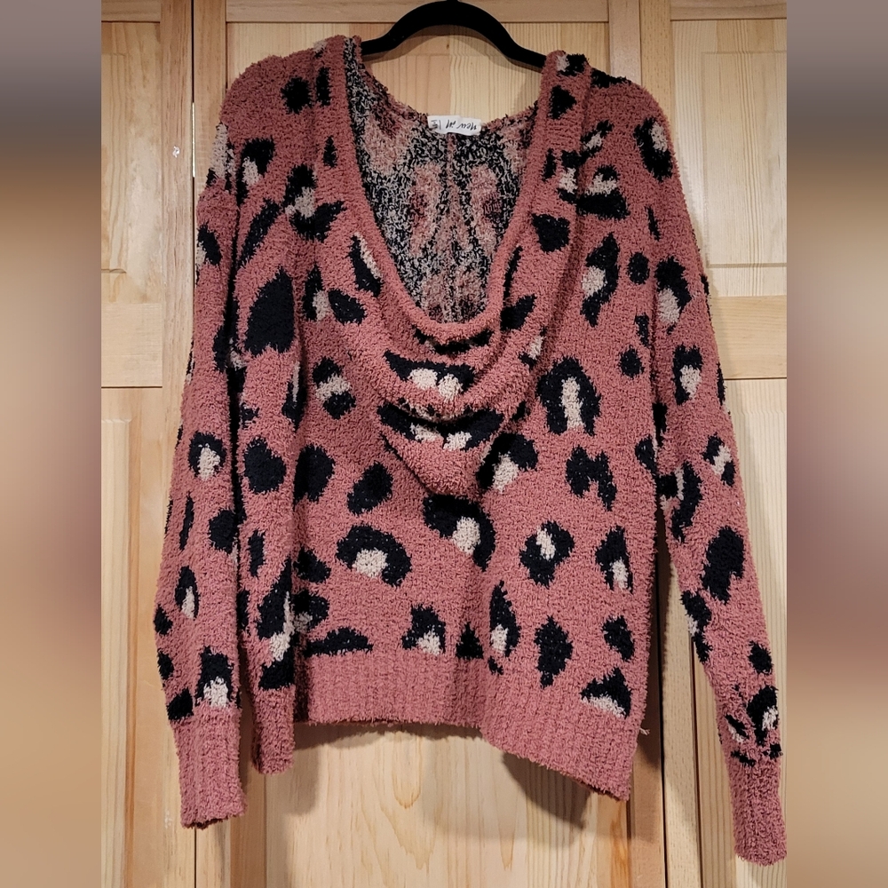 New In Brick Red Leopard Hooded Sweater Size M - Picture 2 of 5